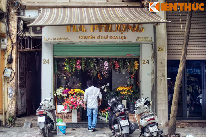 Tại đây, khách hàng có thể tìm mua nhiều loại hoa phố biển như hồng, lay ơn, cúc... được tạo dáng bằng chất liệu lụa hoặc nilông với giá rẻ, đẹp, bền dùng để cắm thay hoa thật. Một số cửa hàng còn mở các lớp dạy cắm hoa nghệ thuật.