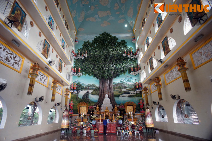 Tầng trệt là giảng đường, tầng trên là nội điện thờ Phật. Khu điện thờ với nhiều ô cửa sổ, ở giữa tôn trí tượng Phật Thích Ca và Tam thế Phật. Nổi bật trên nền kiến trúc nội điện là bức phù điêu cội bồ đề và phong cảnh sông Ni Liên Thiền.