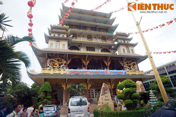 Tòa chính điện mới của chùa Vạn Đức cao 43,5 mét. Nhìn từ xa trông như ngọn tháp chín tầng nhưng bên trong chỉ có hai tầng chính.