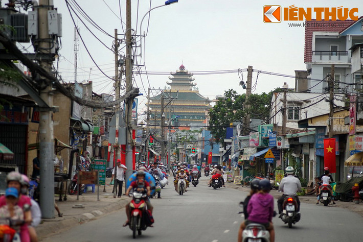  1. Tọa lạc tại số 502 trên tỉnh lộ 43, thuộc phường Tam Phú, quận Thủ Đức, TP HCM, chùa Vạn Đức là ngôi chùa có kiến trúc cao tầng độc nhất vô nhị của Việt Nam.