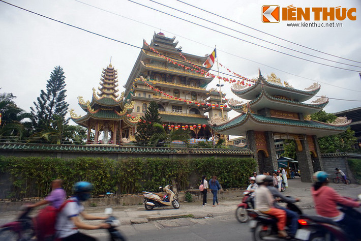 Chùa có nguồn gốc từ một ngôi nhà xưa do thí chủ Nguyễn Thị Hương hiến cúng. Năm 1954, Hòa thượng Thích Trí Tịnh (1917 - 2014) đã xây dựng lại thành chùa và đặt hiệu là “Vạn Đức tự”. Từ năm 2003 đến năm 2005, chùa được đại trùng tu, trở nên khang trang như ngày nay.