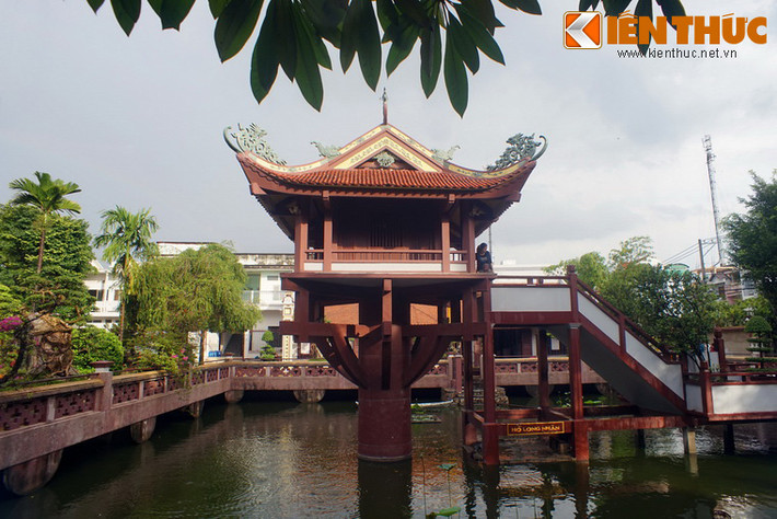 Ngôi chùa một cột này được đặt trên cột cao khoảng 12 mét, đúc vĩnh cửu bằng xi măng cốt thép. Mái chùa lợp ngói uốn cong như chùa Một Cột Hà Nội, nhưng thấp và nhỏ hơn.