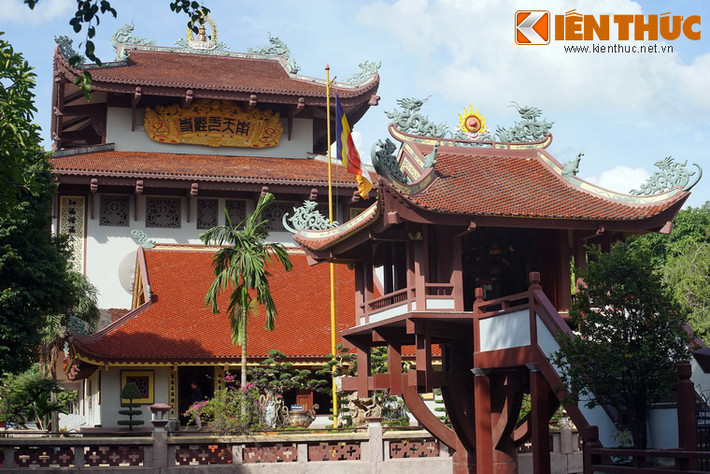 Phía sau chùa một cột là các công trình khác của Nam Thiên Nhất Trụ như chánh điện, nhà Tú Ân, giảng đường, nhà lưu niệm... Nhìn chung, các hạng mục của ngôi chùa mang nhiều ảnh hưởng từ kiến trúc chùa cổ ở miền Bắc.