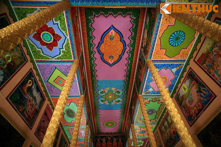 Trần chính điện trang trí bằng các hoa văn mang đặc trưng văn hóa Phật giáo Khmer.