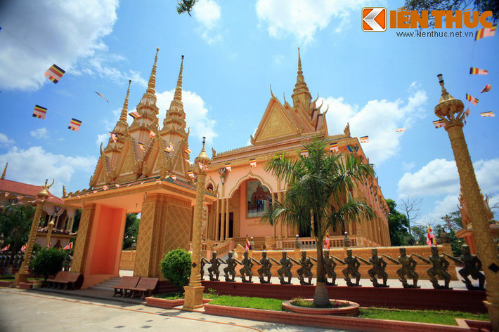 Vể tổng quan, chùa là một quần thể thể kiến trúc bao gồm những công trình như cổng chùa, chánh điện, tháp đựng cốt, nhà tăng, nhà hội… được bài trí hài hòa trên một khuôn viên rộng lớn.