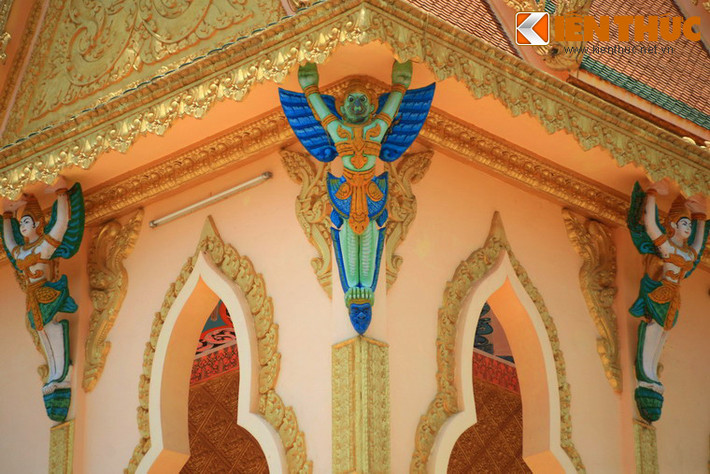 Những hình tượng quen thuộc của văn hóa Khmer như thần Reahu, thần bốn mặt Mohabrom, chim thần Keynor… xuất hiện tại nhiều nơi.