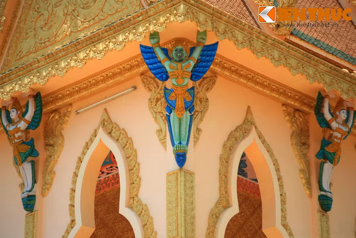 Những hình tượng quen thuộc của văn hóa Khmer như thần Reahu, thần bốn mặt Mohabrom, chim thần Keynor… xuất hiện tại nhiều nơi.