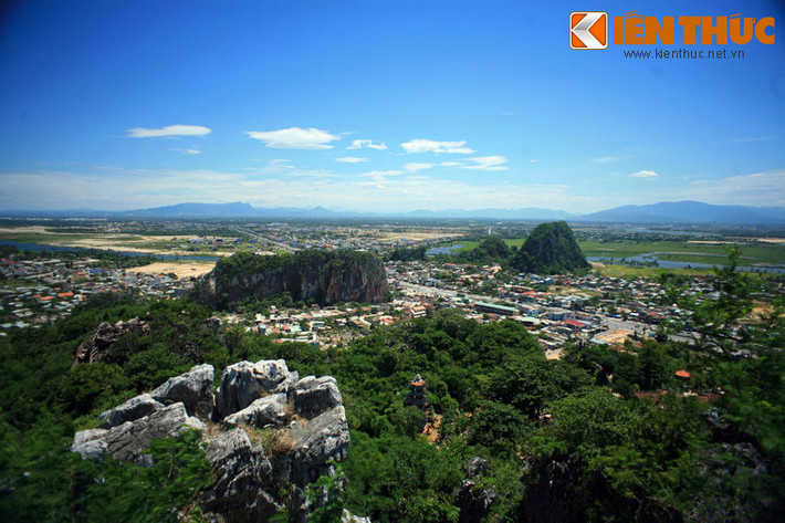 Từ năm 1888 cho đến hết thời Pháp thuộc, Tourane là tên chính thức của Đà Nẵng trên các văn bản hành chính của người Pháp. Quanh tên gọi Tourane cũng có rất nhiều cách giải thích khác nhau. Ảnh: Vùng núi Ngũ Hành Sơn của Đà Nẵng.