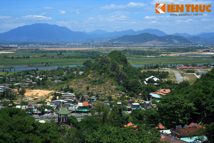 Theo các nhà địa chất học, cụm núi này trước đây là các hòn đảo ở gần bờ biển, do tác dụng của thủy triều phù sa bồi đắp, nối liền với lục địa. Dần dà, khí hậu tác động xói mòn tạo ra những hình thù kỳ thú với nhiều hang động.