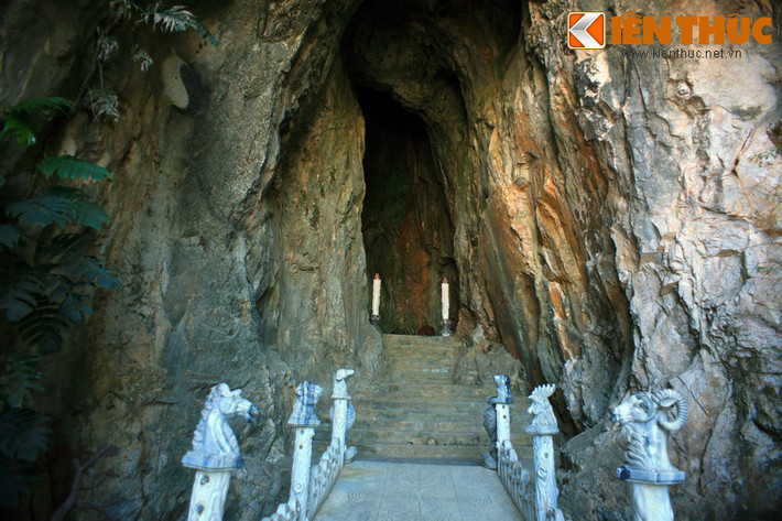 Có lối vào nằm dưới chân núi Thủy Sơn, động Âm Phủ là hang động lớn nhất trong quần thể hang động ở Ngũ Hành Sơn. Cảnh trí trong động được bài trí theo thế giới quan Phật giáo kết hợp với tín ngưỡng dân gian về cõi Âm Phủ.