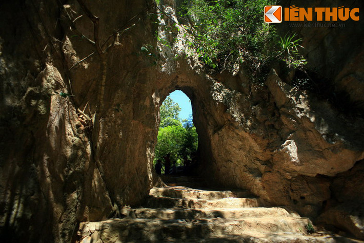 Trên núi Thủy Sơn còn có một sự sắp đặt rất kỳ lạ của tạo hóa với cổng trời nằm ở hai phía Đông – Tây, nằm trên con đường liên hoàn nối giữa hai ngôi chùa Tam Thai và Linh Ứng.