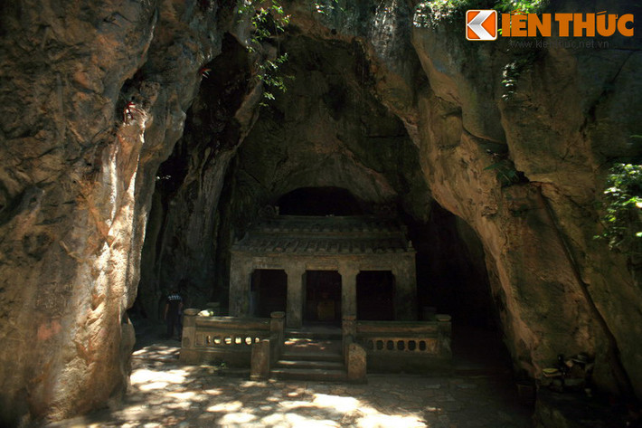 Một hang động độc đáo khác trên núi Thủy Sơn là động Tàng Chơn, nằm sau chùa Linh Ứng. Động chia làm nhiều hang như hang Giò, hang Ráy, hang Bàn Cờ, hang Chiêm Thành...