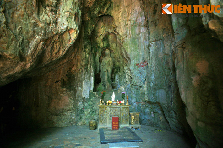 Bên ngoài động Huyền Không là động Hoa Nghiêm, nơi có tấm bia Phổ Đà Sơn Linh Trung Phật, một cổ vật quý hiếm của Việt Nam.