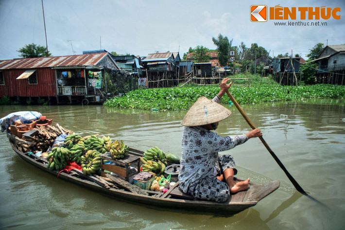 Các “gánh hàng rong” cũng hiện diện trên mặt nước, đem đủ loại hàng hóa như rau củ quả, đồ ăn, hàng tạp hóa đến với mọi gia đình.