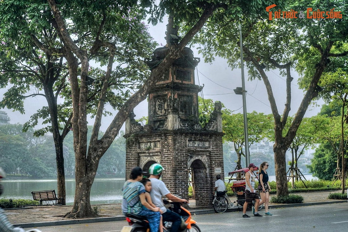 Ngày nay hồ Hoàn Kiếm là địa điểm du lịch hút khách bậc nhất Hà Nội. Không chỉ có cảnh quan đẹp, hồ còn gắn với nhiều di tích lịch sử quan trọng của mảnh đất Hà thành như đền Ngọc Sơn, cầu Thê Húc, tháp Rùa, tháp Bút, tháp Hòa Phong...