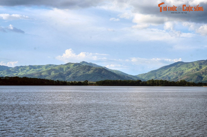 4. Nằm ở Tây Bắc thành phố Pleiku, hồ T’Nưng còn được gọi là Biển Hồ, là một thắng cảnh nổi tiếng của tỉnh Gia Lai cũng như khu vực Tây Nguyên.