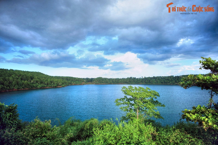 Theo các nhà khoa học, hồ T’Nưng chính là miệng núi lửa đã ngừng hoạt động. Hồ có hình bầu dục, diện tích mặt nước lên tới 228 ha, có thể lan rộng ra trên 400 ha vào mùa mưa. Bờ hồ chính là miệng núi lửa nhô cao cho nên đứng từ vị trí nào của bờ hồ cũng có thể trông thấy rõ lòng hồ.