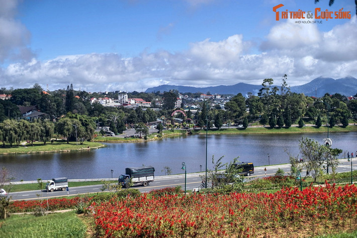 Hồ có chu vi chừng 5 km, rộng 25 ha, có hình trăng lưỡi liềm kéo dài hơn 2 km đi qua nhiều địa danh du lịch của thành phố Đà Lạt như Vườn hoa thành phố, Công viên Yersin, Đồi Cù, Quảng trường Lâm Viên...