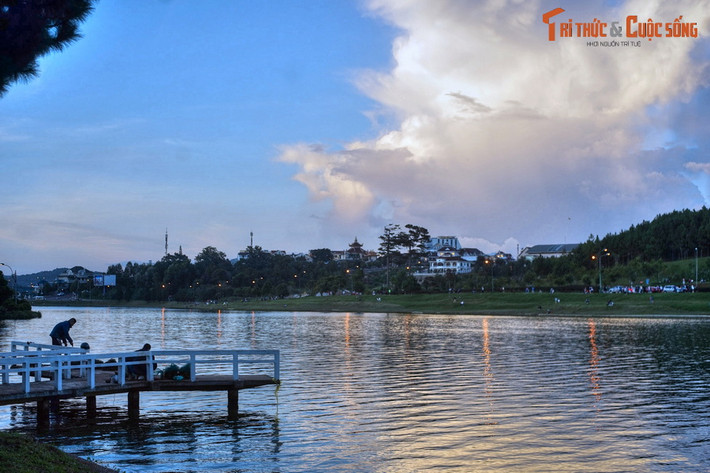 Đây là một hồ nước nhân tạo, hình thành đầu thế kỷ 20 nhờ những con đập ngăn dòng suối Cam Ly. Ban đầu hồ được người Pháp gọi là Grand Lac (hồ Lớn). Tên gọi hồ Xuân Hương chính thức được sử dụng từ năm 1953.