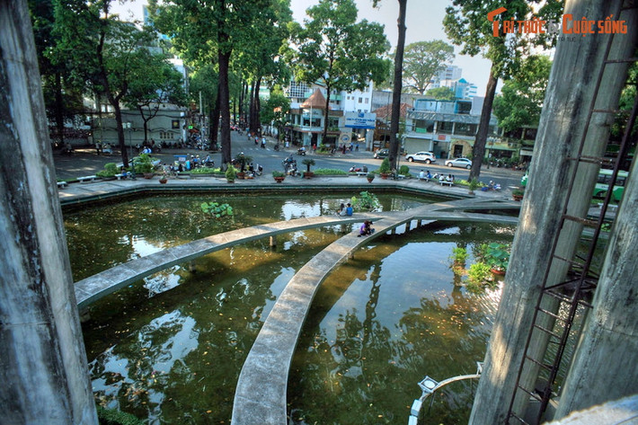 Đây không phải hồ nước thực sự mà là một bể chứa nước lớn hình bát giác xây bằng bê tông, có đài phun nước bên trong, nằm giữa một giao lộ ở vị trí đắc địa bậc nhất khu vực trung tâm thành phố.