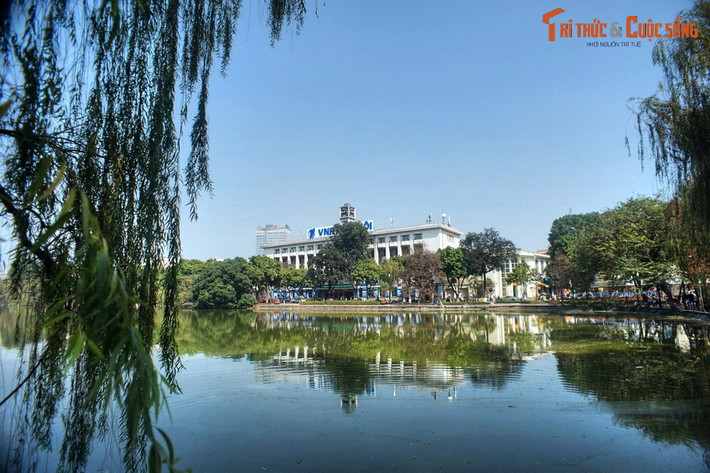 Tên gọi Hoàn Kiếm xuất hiện vào đầu thế kỷ 15 gắn với truyền thuyết vua Lê Lợi trả lại gươm thần cho Rùa thần. Cũng từ truyền thuyết này mà hồ còn có một tên gọi thông dụng khác là hồ Gươm.