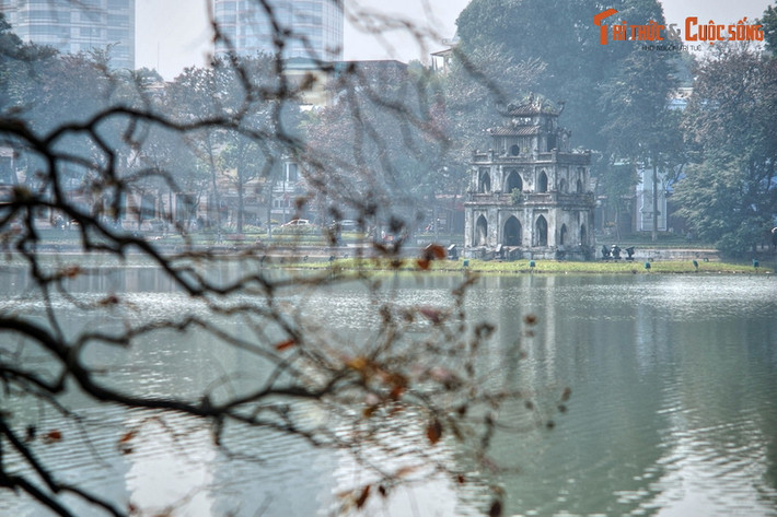 1. Nằm ở trung tâm quận Hoàn Kiếm của thành phố Hà Nội, hồ Hoàn Kiếm không chỉ là hồ nước nổi tiếng nhất Thủ đô mà còn có thể được coi là hồ nước nổi tiếng nhất Việt Nam.