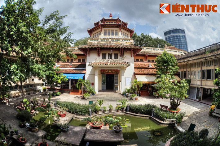 Tòa nhà bảo tàng do kiến trúc sư người Pháp Delaval thiết kế và được hãng thầu Etablissements Lamorte Saigon xây dựng theo lối kiến trúc Đông Dương cách tân (Styleindochinois), là một công trình kiến trúc thuộc địa độc đáo của Sài Gòn xưa.