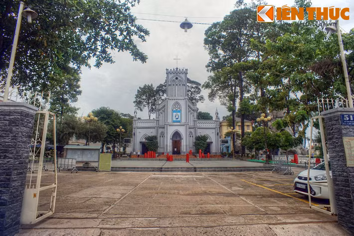 Với nét đẹp của kiến trúc và cảnh quan, nhà thờ Thủ Đức không chỉ phục vụ nhu cầu tín ngưỡng của các giáo dân mà còn là điểm tham quan hấp dẫn dành cho du khách phương xa ở Thủ Đức.