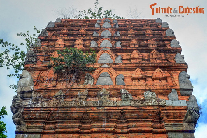 Cả hai đều không phải là tháp vuông nhiều tầng truyền thống của Chăm Pa mà có cấu trúc gồm hai phần chính: khối thân vuông vức, và phần đỉnh hình tháp mặt cong, mang dáng vẻ của những đền thờ Khmer thời Angkor Wat.