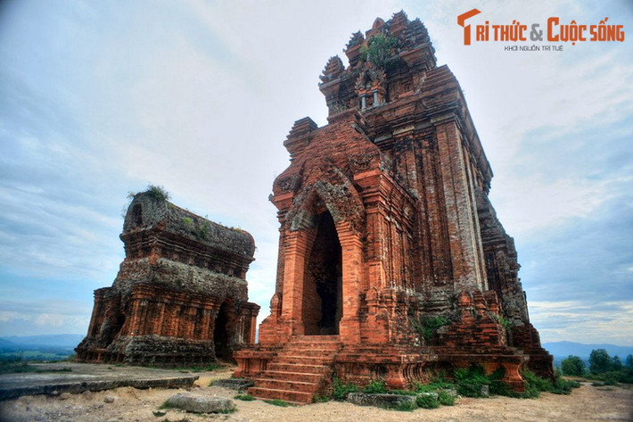 Trên đỉnh đồi là nơi tọa lạc của tháp thờ chính (Kalan) và tháp Lửa (Kosagrha), trong đó tháp thờ (bên phải) là ngọn tháp hoành tráng và ấn tượng nhất với các cột ốp, các đường gồ nhô ra dọc các mặt tường, các cửa vòm và cửa giả hình mũi lao nhọn đồ sộ…