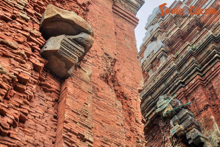 Căn cứ vào mặt bằng đế tháp và phong cách nghệ thuật, các nhà nghiên cứu cho rằng tháp Dương Long tuy mang các đặc trưng của tháp Chăm Pa nhưng đã chịu ảnh hưởng khá đậm nét nghệ thuật Khmer.