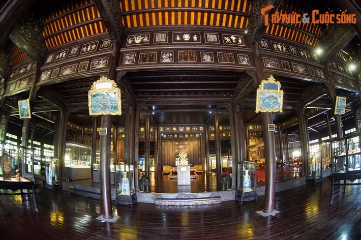 Hiện tại, không gian cổ xưa của Bảo tàng là nơi khoảng 700 hiện vật được trưng bày thường xuyên. Ngoài ra còn hàng nghìn hiện vật khác nằm trong kho lưu trữ. Đây là bộ sưu tập cổ vật nhà Nguyễn có quy mô lớn bậc nhất Việt Nam.