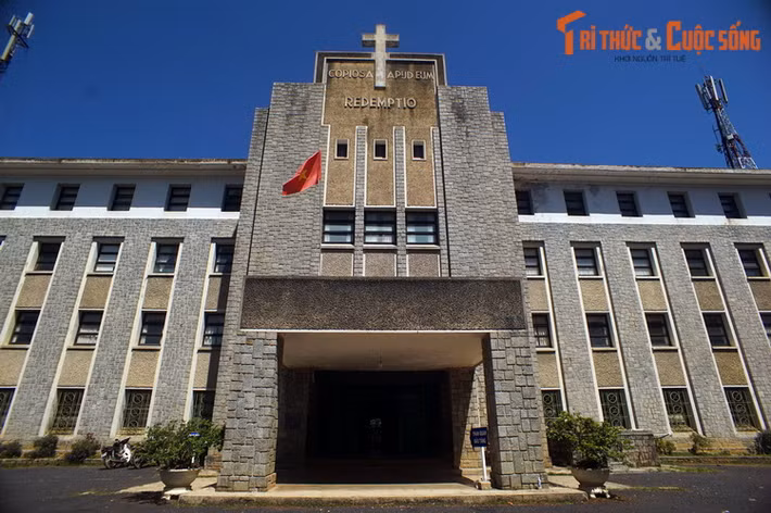 Kiến trúc đặc thù của Bảo tàng Sinh học gắn liền với lịch sử của tòa nhà nhà. Theo đó, công trình được xây dựng từ năm 1950, ban đầu là giảng đường của một tu viện Công giáo. Sau khi người Pháp rời khỏi Việt Nam, tòa nhà mới được chuyển đổi công năng thành cơ sở khoa học .