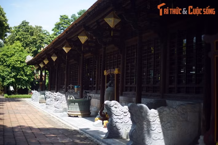 Có từ năm 1845, Tòa điện này được xây kiểu “trùng thiềm điệp ốc” như nhiều cung điện khác ở Huế, gồm hai tòa nhà song song, nhà trước 7 gian, nhà sau 5 gian. Mặt ngoài điện lắp các khung cửa kính. Công trình đặt trên nền cao, vỉa ốp đá thanh.