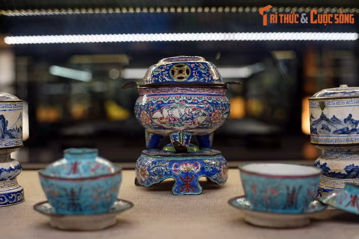 Các hiện vật của Bảo tàng Cổ vật Cung đình Huế phản ánh đời sống vật chất, lễ nghi chính trị và tư tưởng của tầng lớp quý tộc, vua quan nhà Nguyễn, thể hiện qua các trang phục cung đình, đồ sứ ngự dụng, đồ tự khí, đồ gỗ trang trí nội thất, các vật dụng dùng trong sinh hoạt và nghi lễ.