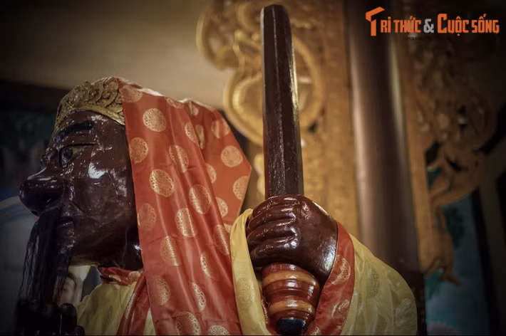 Lại gặp lúc Xiêm La (Thái Lan ngày nay) đem quân xâm lấn biên giới nước Chiêm Thành, hai ông liền xin cầm quân đánh giặc. Dù đánh đuổi được giặc nhưng tướng Lý Xuân Điền – tức Ông Đen – lại bị Xiêm La bắt.