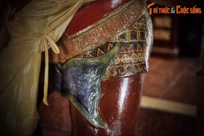 Giai thoại này được ghi chép lại trong nhiều tư liệu cổ với các dị bản khác nhau, nhưng đều nhằm mục đích lý giải về nguồn gốc hai pho tượng cổ ở chùa Nhạn Sơn.