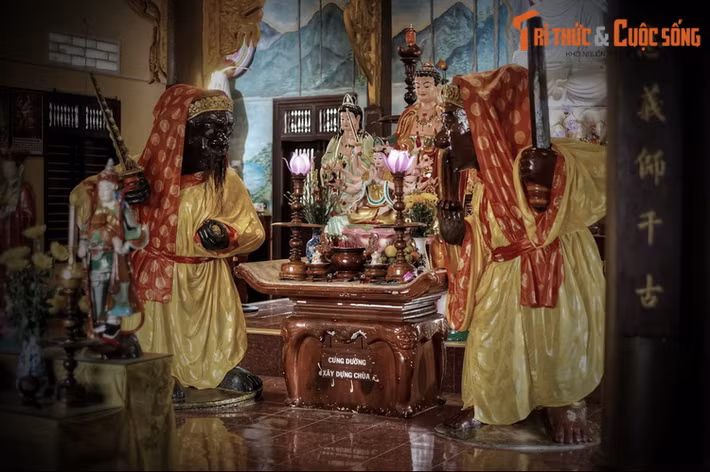 Được xác định có niên đại từ thế kỷ 12–13, mỗi bức tượng có trọng lượng khoảng 800 kg, đứng trên bệ tròn, thân hình lực lưỡng, hơi ngả về phía trước.