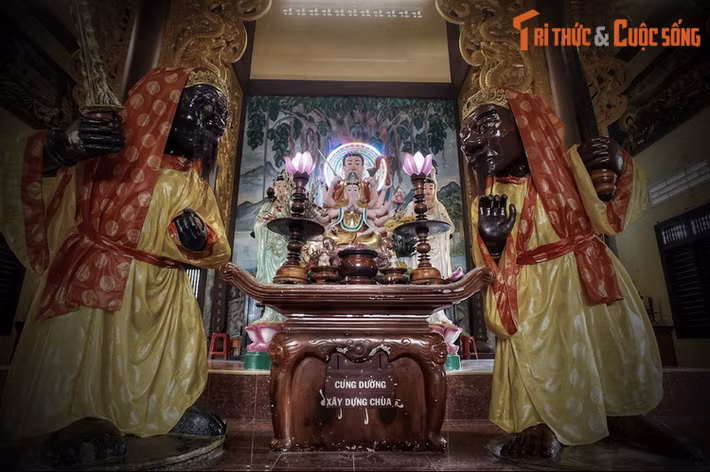 Tương truyền, hai bức tượng cổ này có từ thời người người Chăm còn ở thành Đồ Bàn. Do biến động của thời cuộc, thành Đồ Bàn suy vong, hai pho tượng đã bị chôn vùi trong lòng đất hàng trăm năm, sau đó được người Việt phát hiện, đào lên và thờ dưới tên gọi Ông Đỏ, Ông Đen.