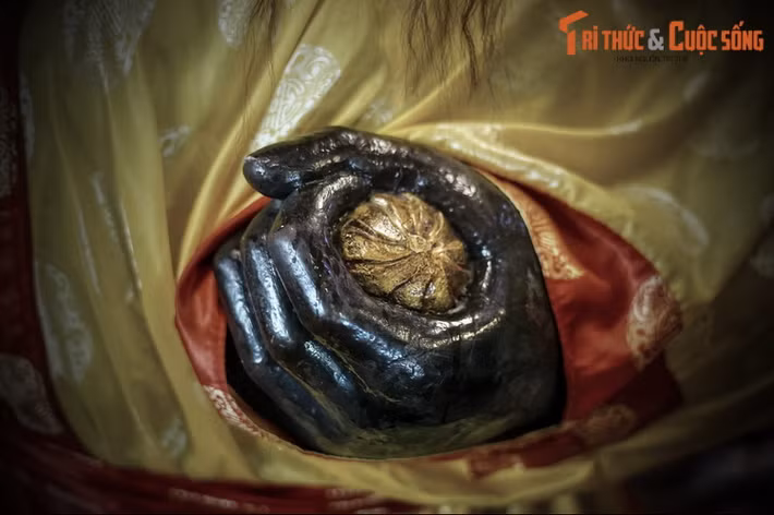 Sau đó, hoàng tử Xiêm La cầu hôn em gái Ông Đỏ – Huỳnh Tấn Công – nên Ông Đỏ yêu cầu dùng Ông Đen làm lễ vật cầu hôn. Nhờ cuộc hôn nhân này, hai người gặp lại nhau và cùng trở về nước Việt.