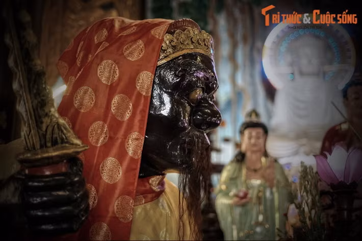 Theo đó, Ông Đỏ có tên là Huỳnh Tấn Công (người Quảng Nam), Ông Đen là Lý Xuân Điền (người Quảng Bình). Ông Đỏ là quan văn, Ông Đen là quan võ thời nhà Trần. Giữa hai ông có một tình bạn rất keo sơn.