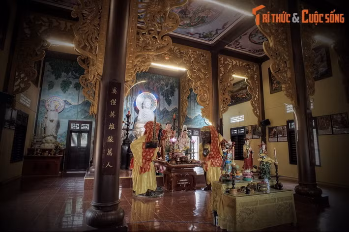 Khảo sát thực tế cho thấy, phía sau chùa Nhạn Sơn có một gò đất khá rộng và cao, người địa phương gọi là gò Tam Tháp. Nơi đây từng là một đền thờ khi thành Đồ Bàn còn hưng thịnh.