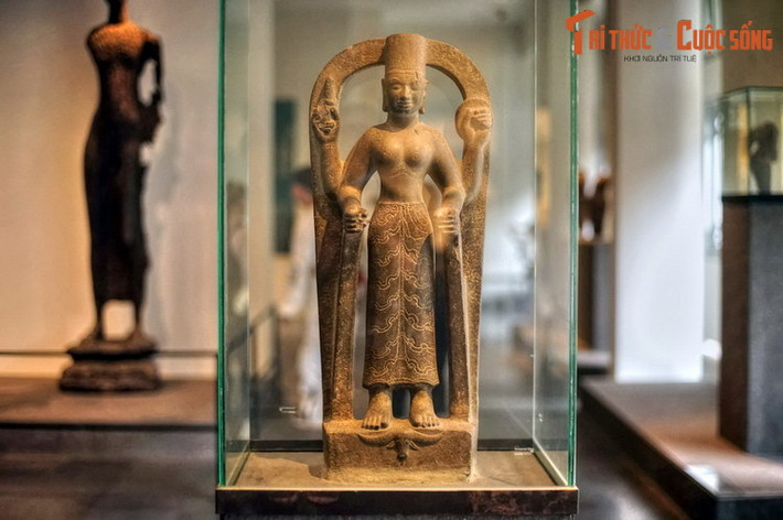 9. Bảo vật quốc gia - tượng nữ thần Durga có niên đại vào khoảng thế kỷ 7-8, thuộc nền văn hóa Óc Eo. Trên bệ tượng này có hình một đầu trâu với cặp sừng dài, qua đó các nhà nghiên cứu có thể xác định tượng tạc hình thần Durga, một nữ thần quan trọng trong đạo Hindu.