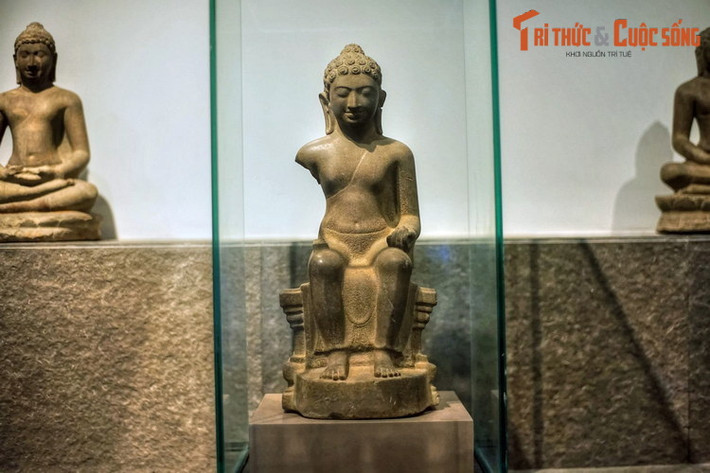 10. Bảo vật quốc gia - tượng Phật Sơn Thọ là một hiện vật của nền văn hóa Óc Eo, niên đại từ thế kỷ 6-7. Bức tượng là một tác phẩm nghệ thuật hoàn mỹ, thể hiện sự hòa trộn của nhiều phong cách lẫn kỹ thuật tạo hình từ nhiều trường phái ở khu vực xa (Ấn Độ, Môn) và gần (Chăm).