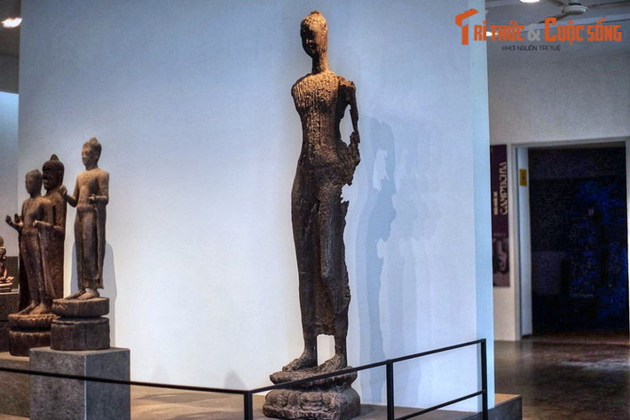 8. Bảo vật quốc gia tượng Phật Sa Đéc, niên đại từ thế kỷ 4, cũng là một trong những tượng Phật gỗ cổ nhất Việt Nam. Trong các tượng Phật gỗ Óc Eo từng được phát hiện, tượng Phật Sa Đéc không phải bức tượng nguyên vẹn nhất, nhưng có kích thước đồ sộ nhất.