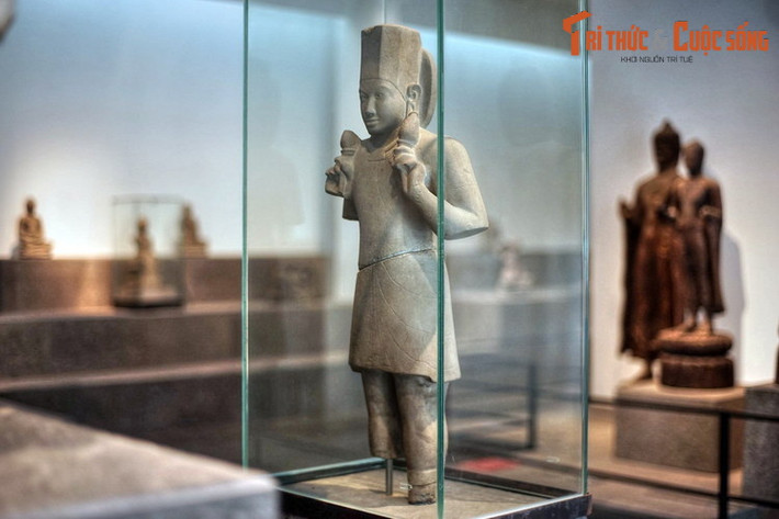 4. Bảo vật quốc gia - tượng thần Surya Ba Thê có niên đại vào khoảng thế kỷ 6-7, là một hiện vật quý giá khác của nền văn hóa Óc Eo. Tác phẩm được đánh giá cao về phương diện văn hóa - lịch sử, vì có chủ thể là một vị thần quan trọng, được nhắc đến nhiều trong văn học cổ Ấn Độ.