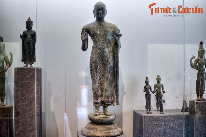 1. Tượng Phật Đồng Dương và hiện vật đầu tiên của BT Lịch sử TP HCM được công nhận là Bảo vật quốc gia. Bức tượng bằng đồng này có niên đại vào khoảng thế kỷ 8-9, gắn với thời kỳ Phật giáo huy hoàng nhất của vương quốc Chăm Pa cổ.