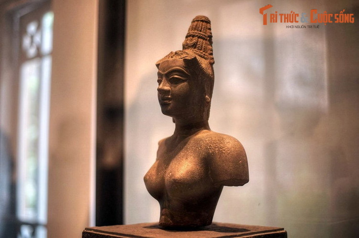 2. Bảo vật quốc gia - tượng nữ thần Devi, được tạo tác vào thế kỷ 10, được đánh giá là tác phẩm điêu khắc nữ thần đẹp nhất của văn hóa Chăm Pa. Bức tượng là sự kết tinh quan niệm về vẻ đẹp phụ nữ của người Chăm, có thể được ví như tượng thần Vệ nữ của nền văn hóa này.