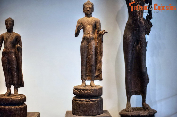 7. Bảo vật quốc gia – tượng Phật Bình Hòa thuộc về nền văn hóa Óc Eo, có niên đại từ thế kỷ 3-4. Với tuổi đời gần 2.000 năm, tượng Phật Bình Hòa là một trong những bức tượng bằng gỗ cổ xưa nhất được tìm thấy tại Việt Nam và cả khu vực Đông Nam Á.