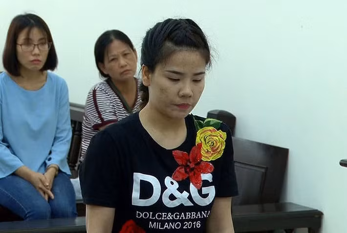  4. Tú bà gọi 30 cô gái xếp hàng để đàn ông ngoại quốc chọn: Ngày 23/5, TAND TP Hà Nội tuyên phạt Nguyễn Thị Chang (SN 1992, ở Thanh Ba, Phú Thọ) 3 năm tù về tội Môi giới mại dâm. Khi đang làm việc tại quán karaoke Bomul do một người Hàn Quốc làm chủ, Chang đã móc nối với các tiếp viên có nhu cầu bán dâm, đánh số thứ tự và đọc cho nhân viên nhớ để khi khách có nhu cầu mua dâm sẽ gọi.